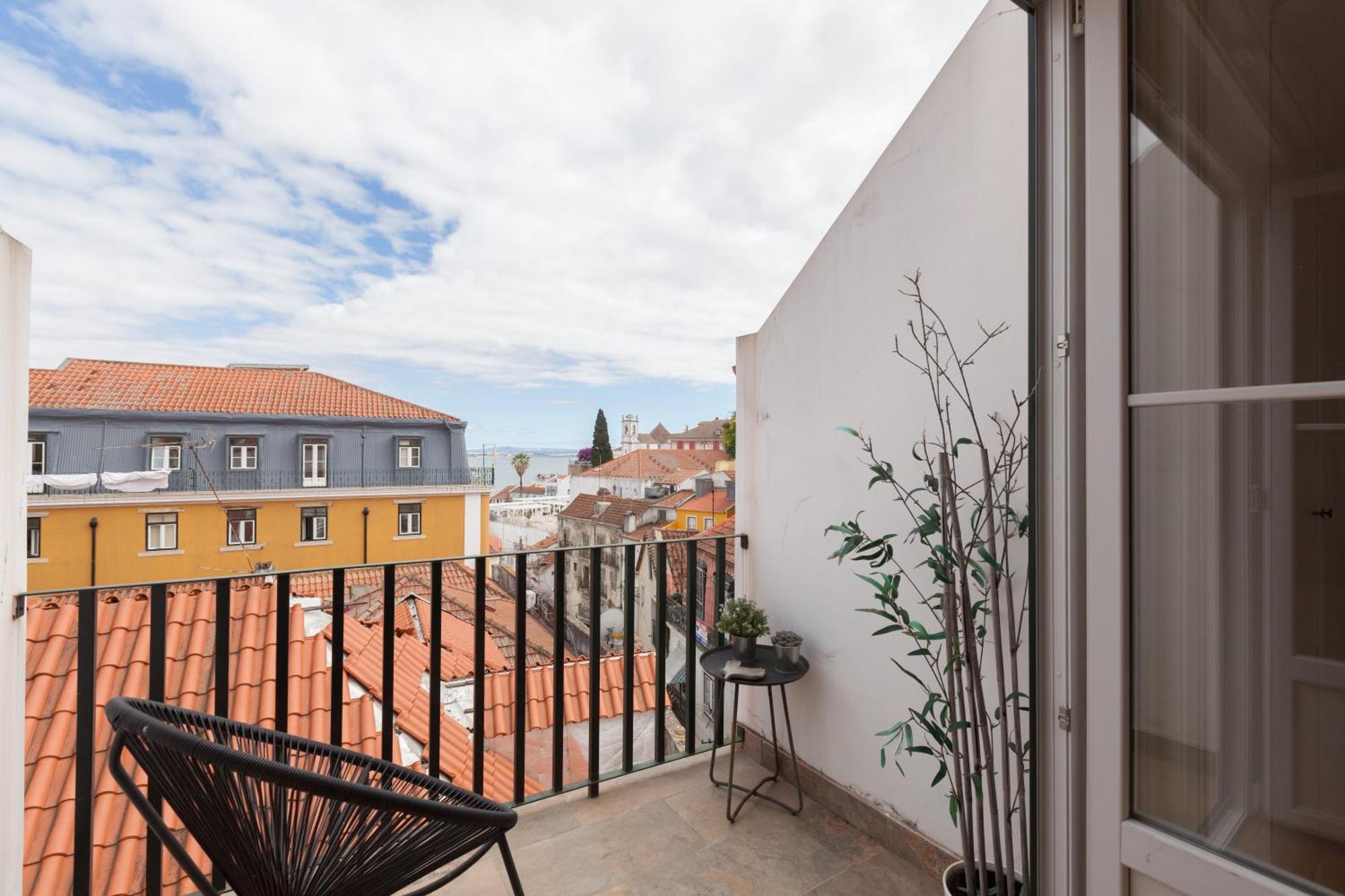 Appartamento Flh Portas Do Sol Duplex With Terrace Lisbona Esterno foto